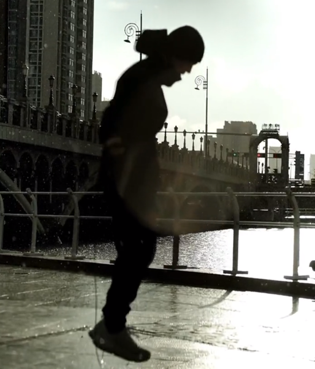 知名童星谢苗近况,为新戏疯狂健身,满头大汗胡子拉碴男人味足