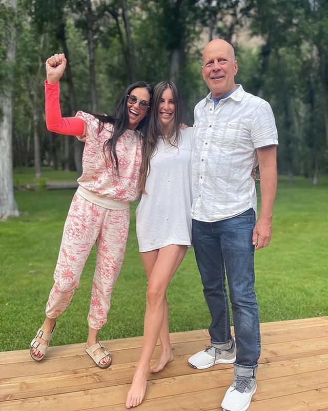 布鲁斯·威利斯31岁女儿赤身庆生，壮硕似硬汉父亲，长腿随了妈妈