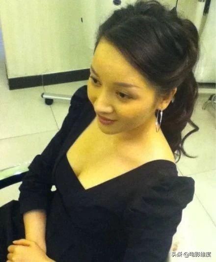 风流的王奎荣：与原配离婚，二婚娶小37岁娇妻，如今家庭很幸福