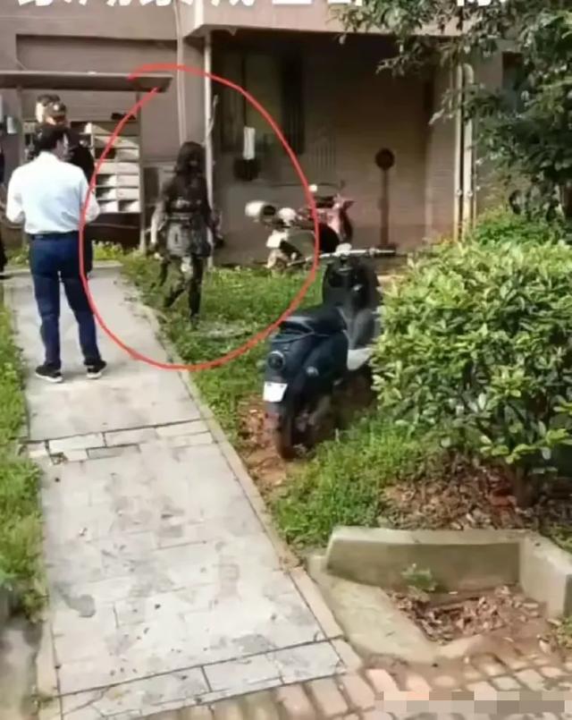 惊魂火灾:美女被熏成野人,孤立窗台 死里逃生,下来像行走的碳块