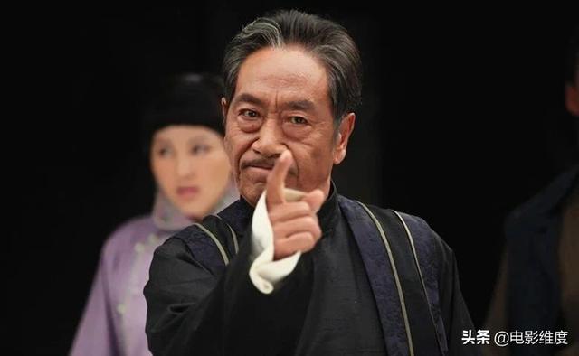 风流的王奎荣：与原配离婚，二婚娶小37岁娇妻，如今家庭很幸福