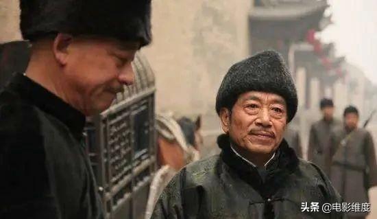 风流的王奎荣：与原配离婚，二婚娶小37岁娇妻，如今家庭很幸福