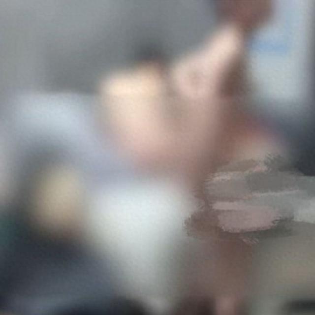 重庆两赤身男孩被电线抽打，系亲生父亲所为！因小孩画花汽车