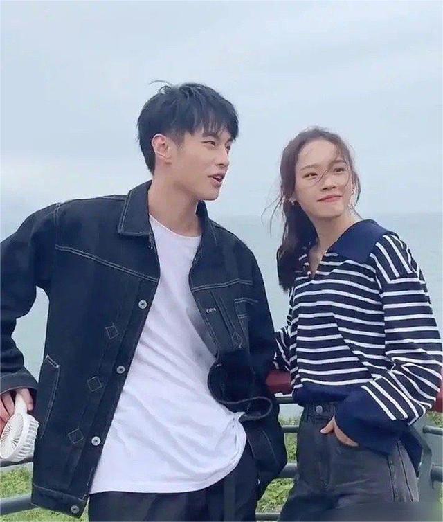 《无限超越班》中，何与已经和卢洋洋分手，这整的比恋综还修罗场