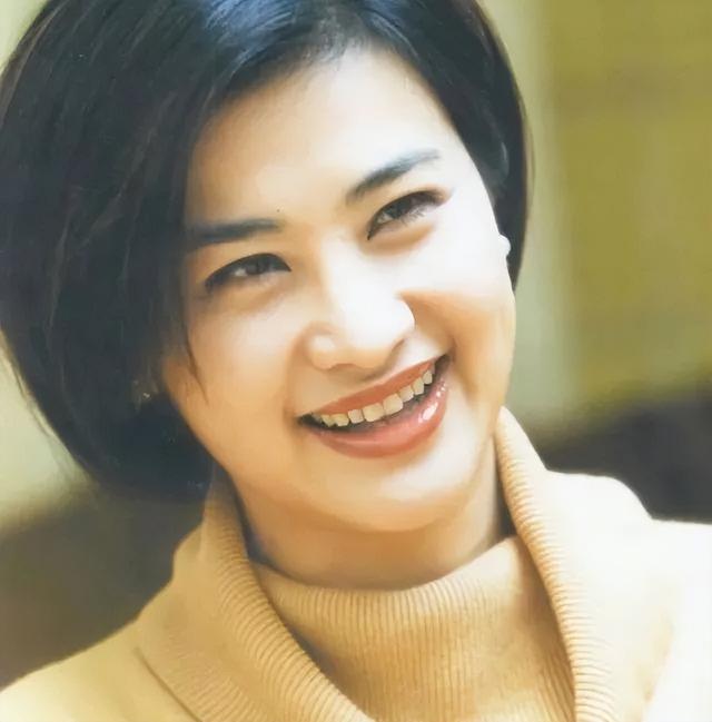 吴小莉三拒求婚终嫁大 25 岁丈夫,失散穷哥哥如今境况如何?