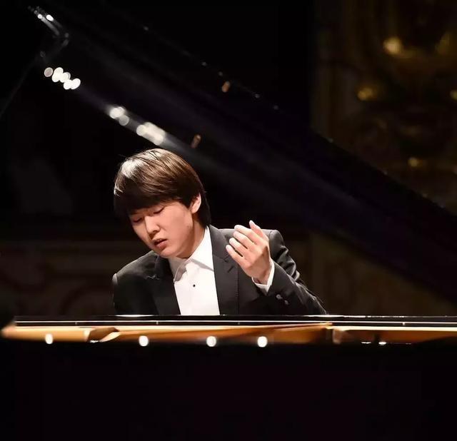 10岁学琴,21岁拿下“肖邦”金奖,这个韩国“欧巴”凭什么?