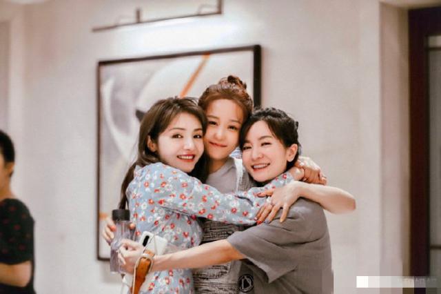 回忆杀!《新还珠》主演重聚,“小燕子紫薇含香”贴脸亲亲超有爱