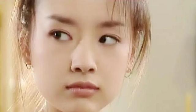 看董洁和刘亦菲20年前合照，难怪谢霆锋说“人淡如菊，天然纯粹”