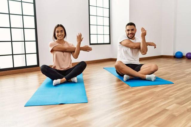 睡前一组拉伸动图，赶走腰酸背痛、让身体变柔软、改善体态