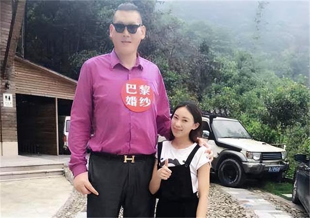 亚洲巨人张欢身高2.38米,与女星、网红传绯闻,35岁发愁没有女友