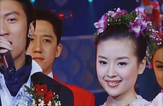 看董洁和刘亦菲20年前合照，难怪谢霆锋说“人淡如菊，天然纯粹”