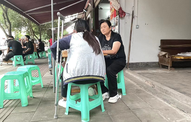 四川一“楼长”学姐查零食,13岁女生被罚150个下蹲,致终身残疾