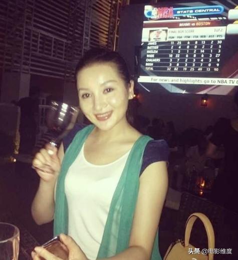 风流的王奎荣：与原配离婚，二婚娶小37岁娇妻，如今家庭很幸福