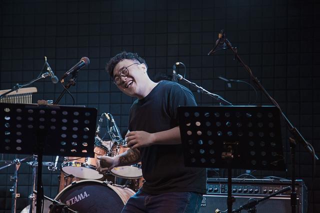 梁凡新歌《如谜》叙说时间和亲情