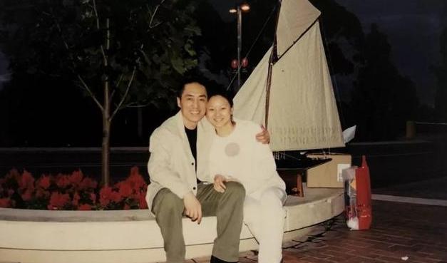 张艺谋娶陈婷很有眼光，儿子拿奖女儿出书，一家五口同框很幸福