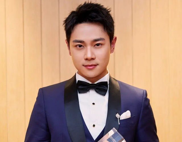 知名童星谢苗近况,为新戏疯狂健身,满头大汗胡子拉碴男人味足