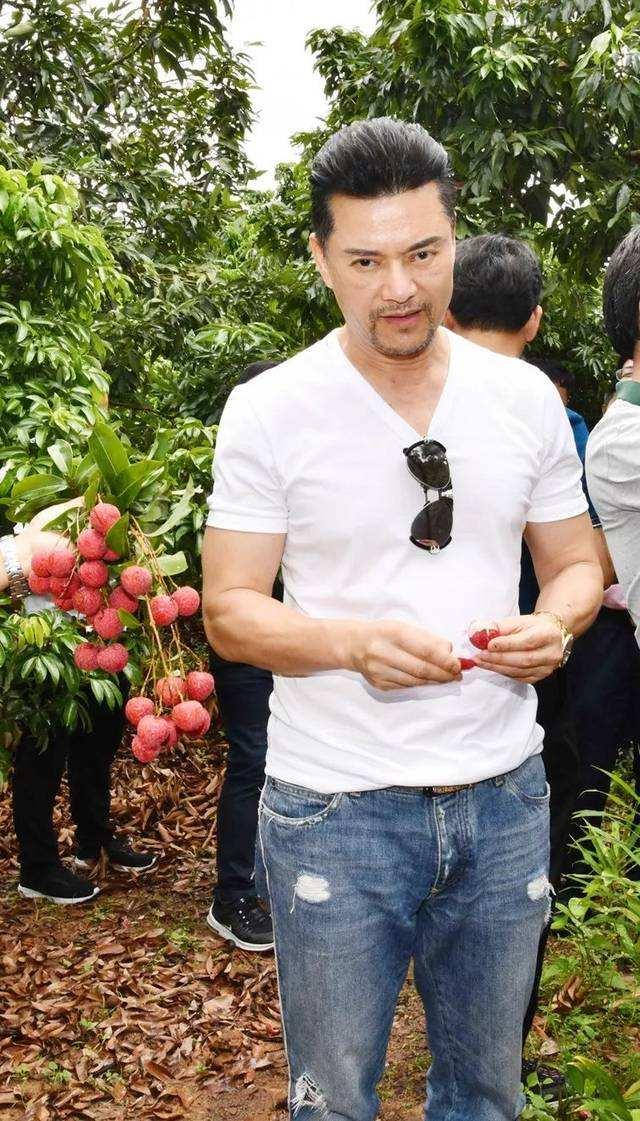 祖籍广东省湛江市廉江的香港爱国艺人吕良伟的深厚家乡情结