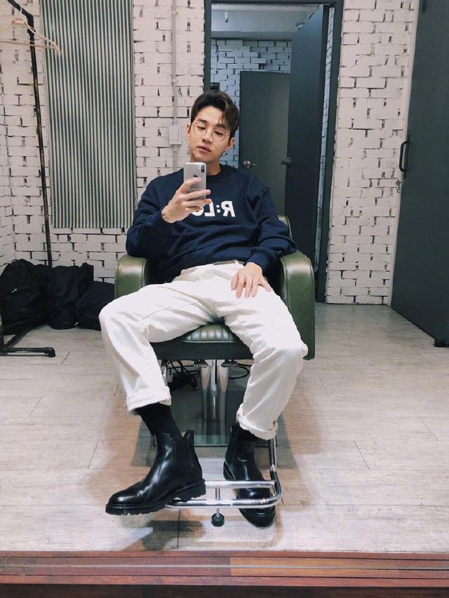 刘宪华这次任性过头了,穿黑棉袄配牛仔裤短靴,双腿怎么这么短?