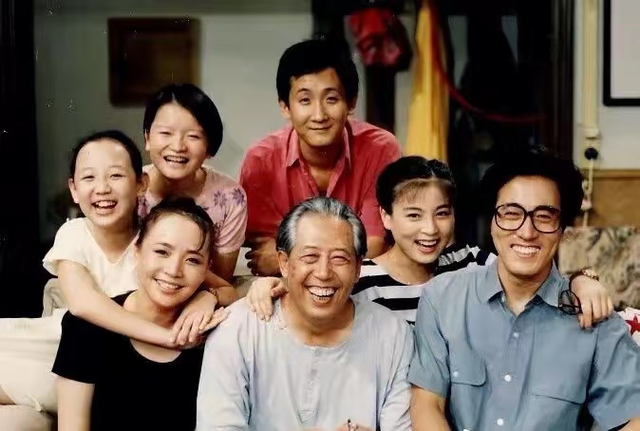 关凌晒全家福庆结婚10周年，一双儿女颜值高，丈夫被赞像张信哲