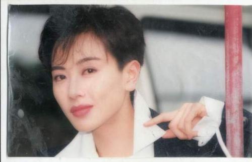 51岁袁洁莹近况：错过郭富城，正红时拍三级被骂，今苍老不敢认