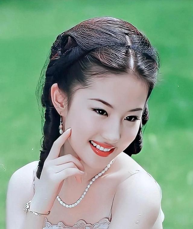 看董洁和刘亦菲20年前合照，难怪谢霆锋说“人淡如菊，天然纯粹”