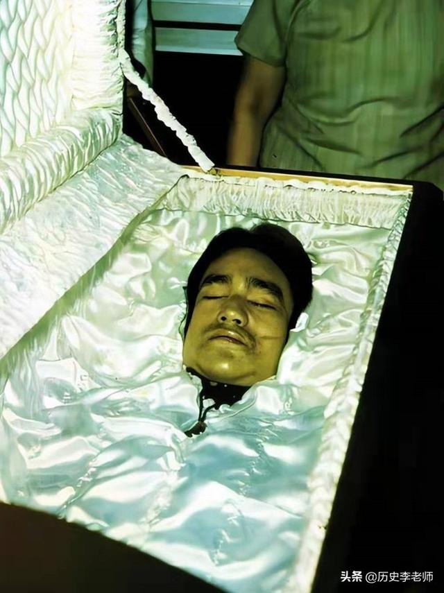 美国李小龙墓地：叶问预言李小龙短命，父子两人葬一起，令人唏嘘