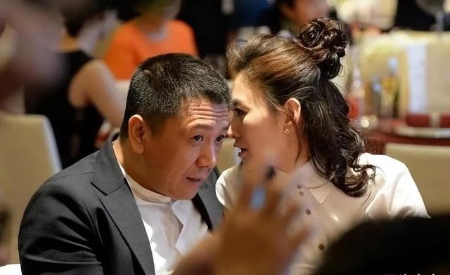 李小冉携富豪老公现身酒会!她穿衬衫嫩如学生,大6岁的他像爸爸