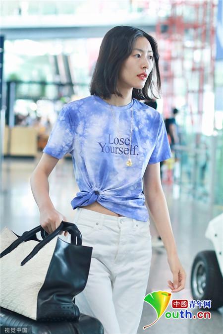 刘雯见镜头撩发比v俏皮又飒气 笑容爽朗显气质