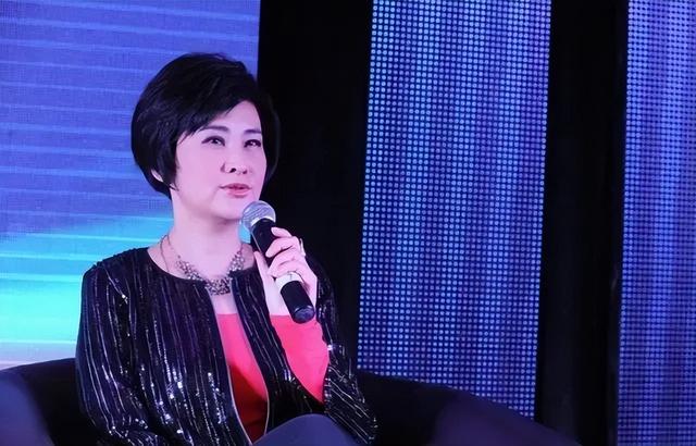 吴小莉三拒求婚终嫁大 25 岁丈夫,失散穷哥哥如今境况如何?