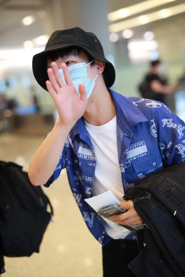 周深穿搭时髦现身,161的身高不影响才华,喜欢他的声音好多年