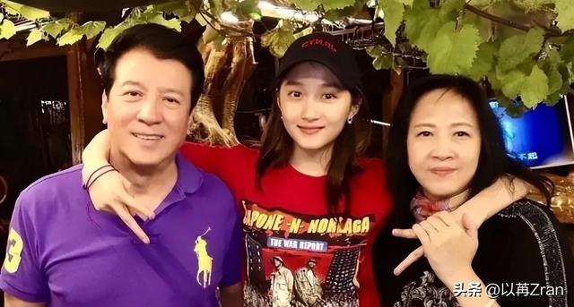 万万没想到,原来关晓彤的父母是这对夫妻!难怪她能红遍大江南北