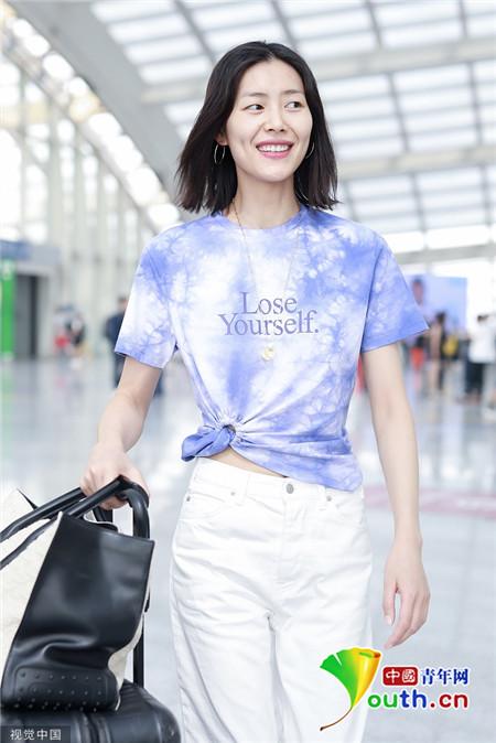 刘雯见镜头撩发比v俏皮又飒气 笑容爽朗显气质