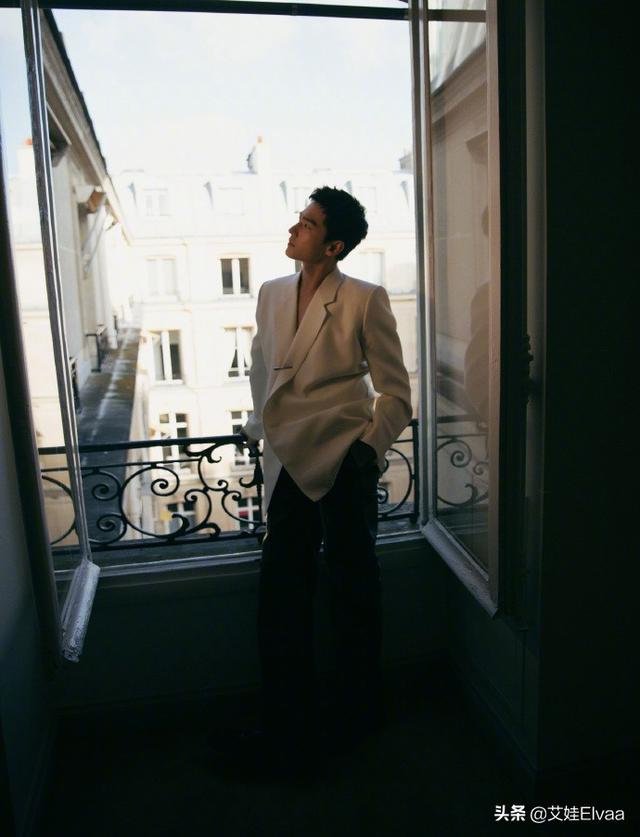 28岁杨洋比女星还“大胆”,罕见真空西装配皮裤,看完我彻底服了