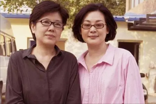 丛珊：与大9岁法国佬难幸福，2婚带娃嫁导演萧锋，12年成全家团宠