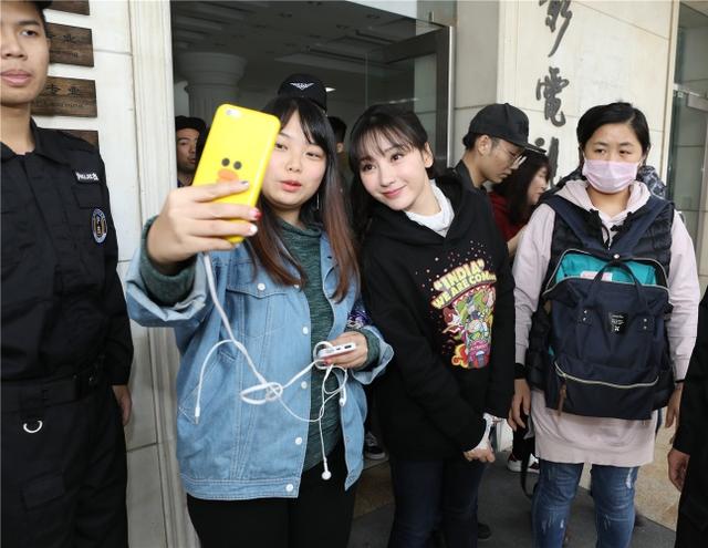 《大闹天竺》南京站 柳岩：夺白客小岳岳银幕初吻