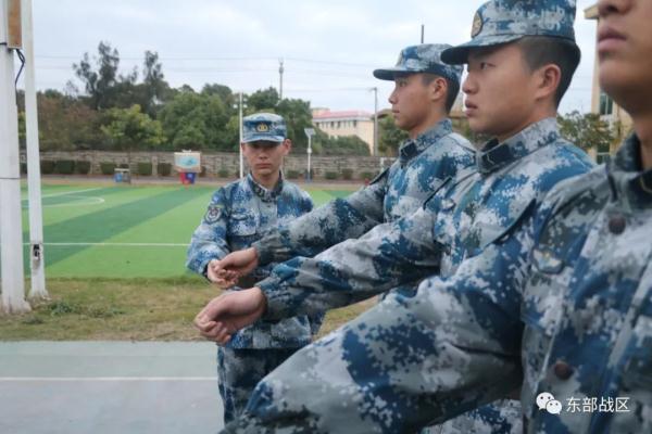 兵哥哥跨越3400公里悄悄回家探亲，摘下口罩那一刻，母亲的表情亮了……