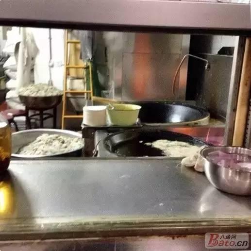 让我们红尘作伴,吃的白白胖胖，她把最牛逼的灌肠店吃了个遍