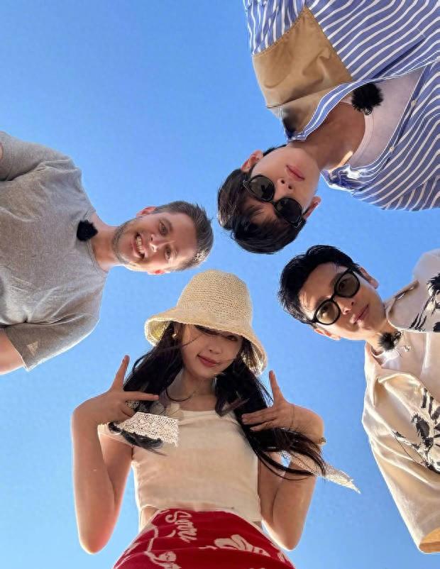 黄晓明告别《中餐厅8》！晒与虞书欣等人欢乐合照