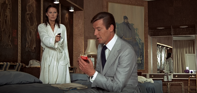 007系列电影第九部《007金枪人》看邦德如何与金枪人周旋