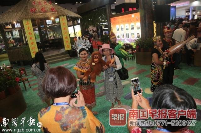 赏特色表演，尝地道美食！魅力之城吃喝玩乐一站式满足