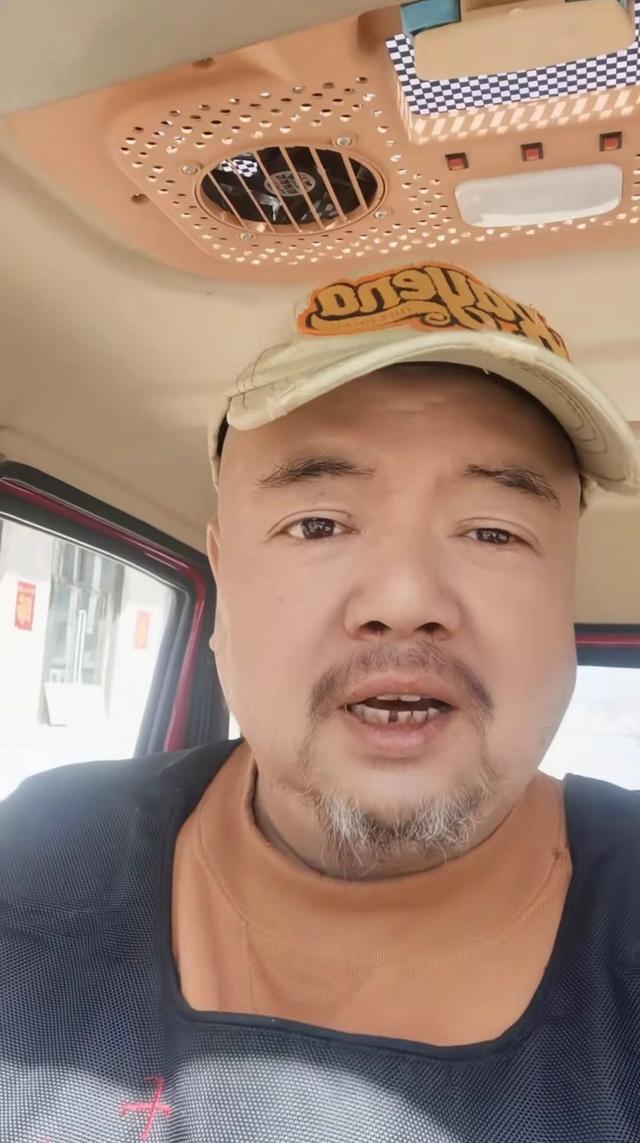 50岁戏骨近1年无戏拍，定居河北农村放羊种菜，胡须花白精神足