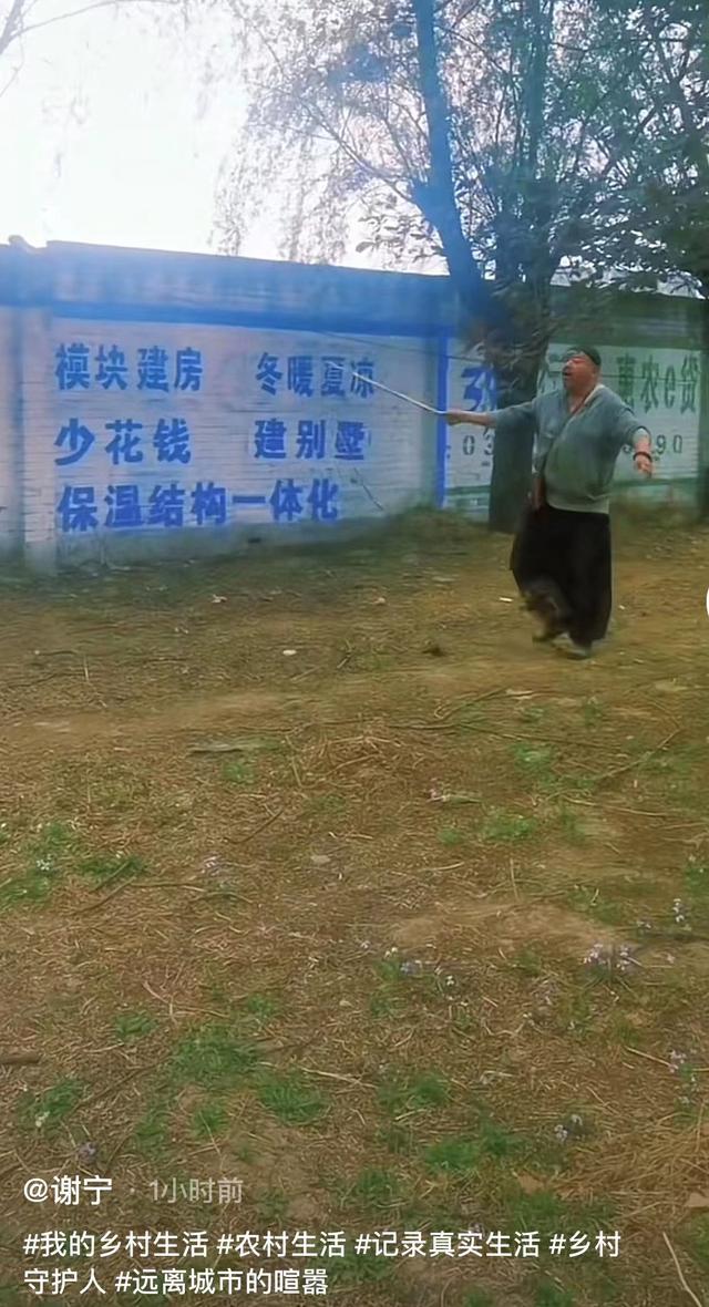 50岁戏骨近1年无戏拍，定居河北农村放羊种菜，胡须花白精神足