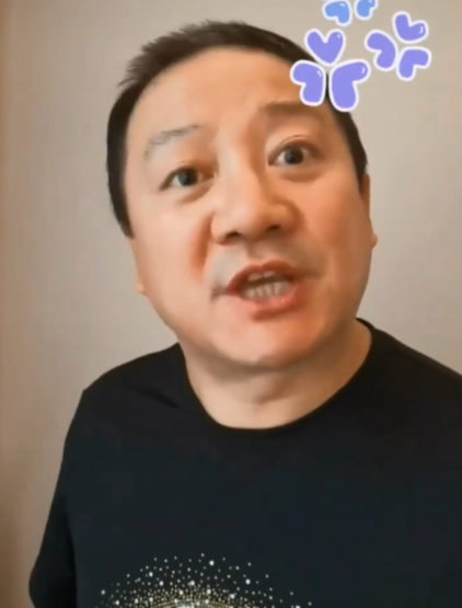 谢广坤戴假发年轻20岁，与王小蒙同框像两口，自称都认不出了