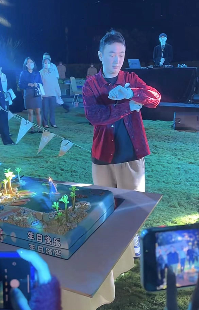 王思聪在海南庆35岁！放烟花笑开怀，20岁女友示爱称他是可爱宝宝