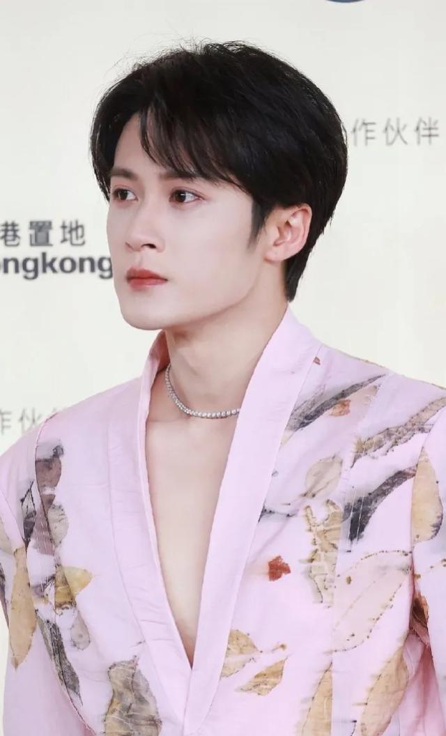 “32岁蛊王”檀健次：9岁学艺，12岁夺冠，他的成名史火了！