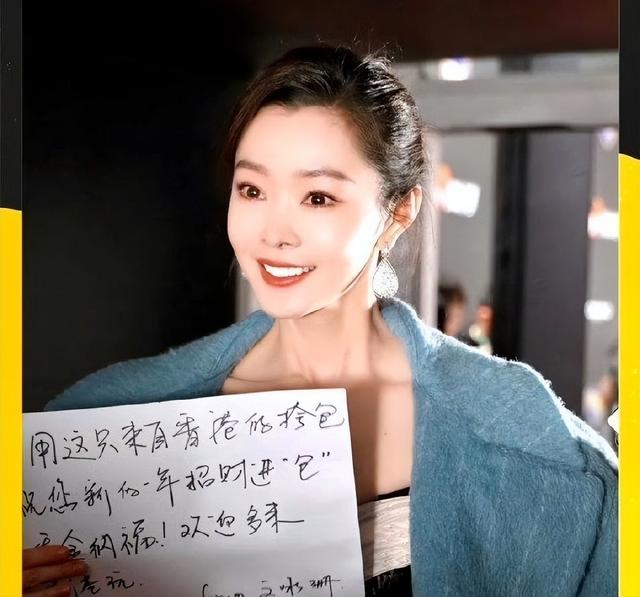 宋轶背上了微博之夜文咏珊送的包！送包的人上心，得到包的人感恩