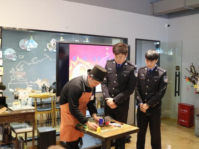 她是孩子口中的“大妈妈”，把咖啡馆外更多的美好带给他们