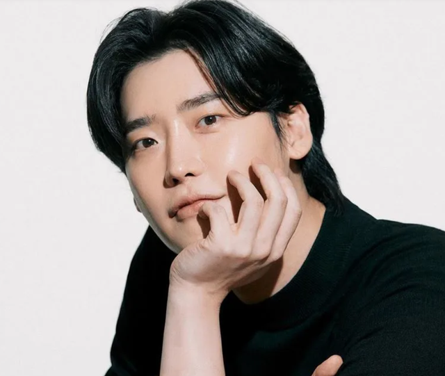 33岁韩星李钟硕最新生图曝光！脸肿发腮油光满面，鼻子彻底崩了