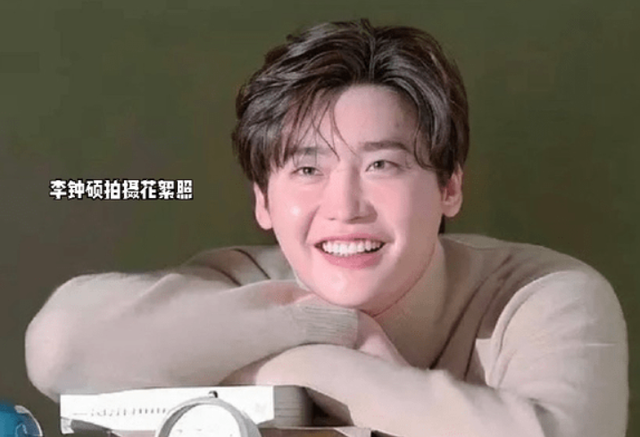 33岁韩星李钟硕最新生图曝光！脸肿发腮油光满面，鼻子彻底崩了