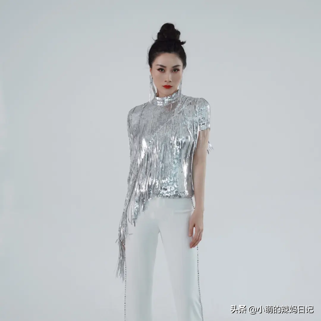 若你刚过50岁，要远离这3种“妈妈装”！这样穿才够优雅、气质